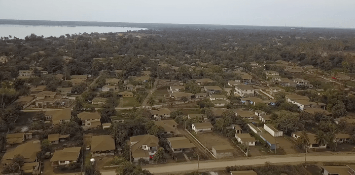 家々の屋根や農作物に降り積もった火山灰 ©︎駐日トンガ大使館