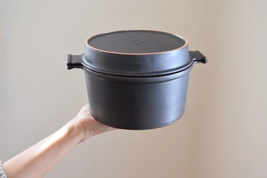 伝統の瀬戸焼製で超軽量・レンジもOKのダッチオーブン 「マルチダッチオーブンSETO」がmachi-yaにて先行販売開始！ 自宅でもアウトドアでも本格調理が可能