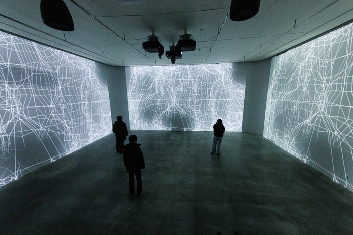 3面プロジェクター投影されるスタジオも!2