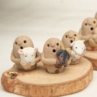 千本松牧場オリジナルはにわ(ふれあい動物広場の動物と一緒に)