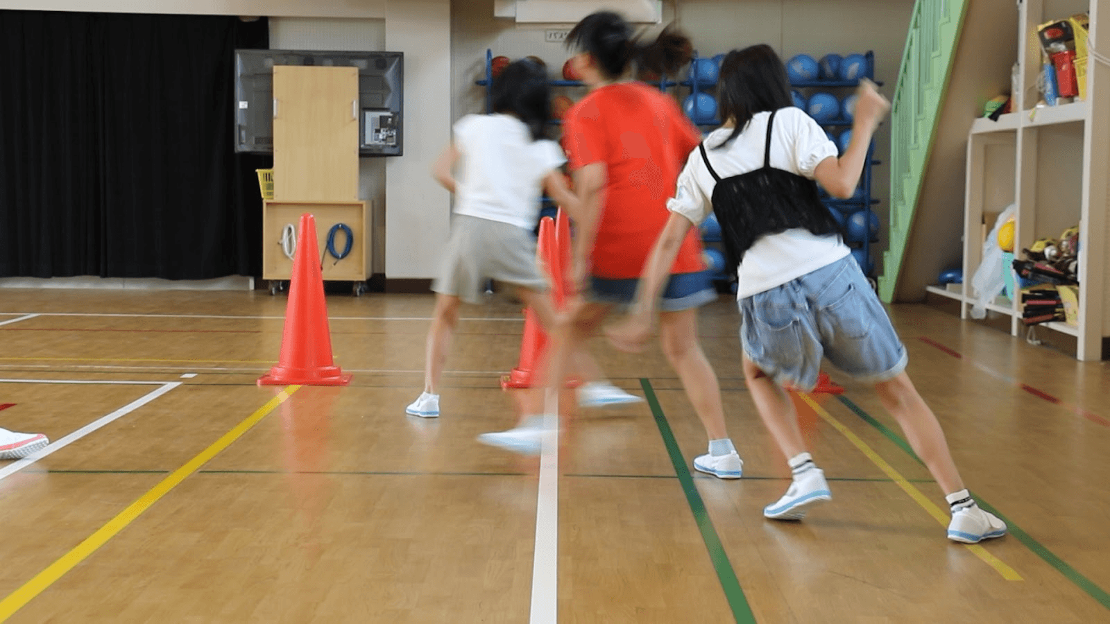 反復横跳びの計測を行う子どもたち