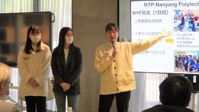 シンガポール研修報告会（対象：学生、教職員）でプレゼンする高見さん