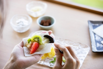 包んで食べるフルーツ大福(イメージ)