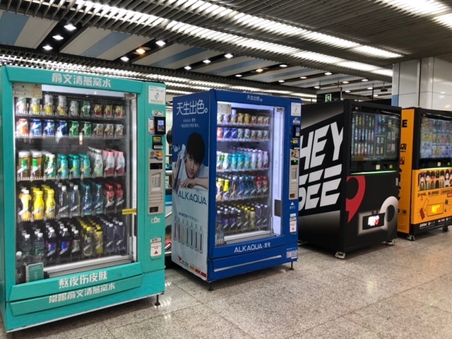 ドリンク類中心に豊富な?品揃えの自販機(上海)