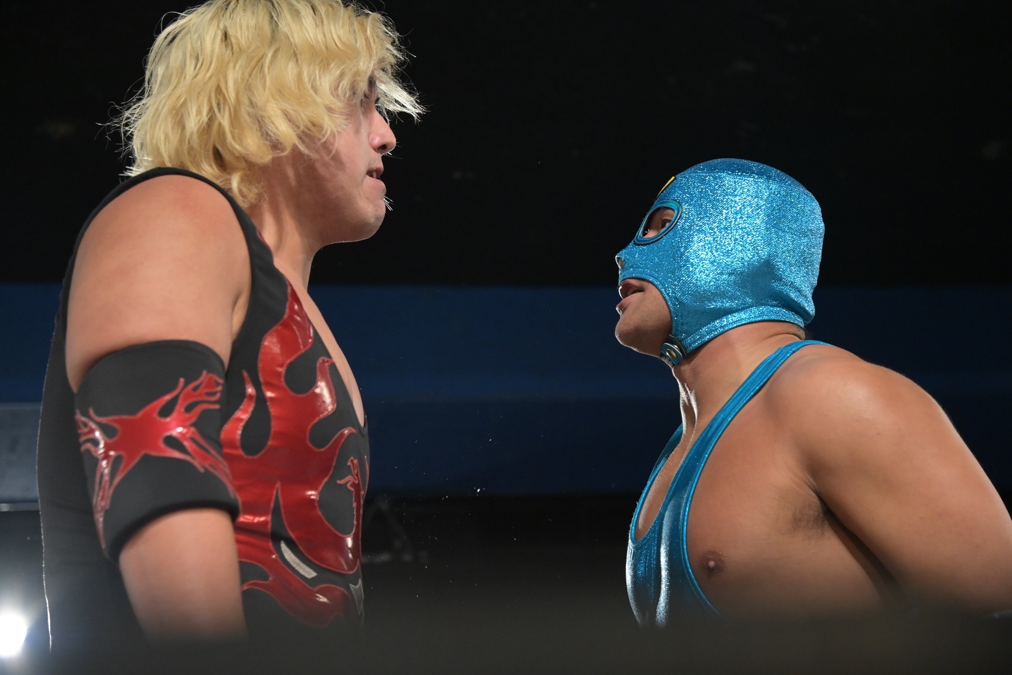 宿敵納谷選手と睨み合うシシャモパワー 写真提供:DDT