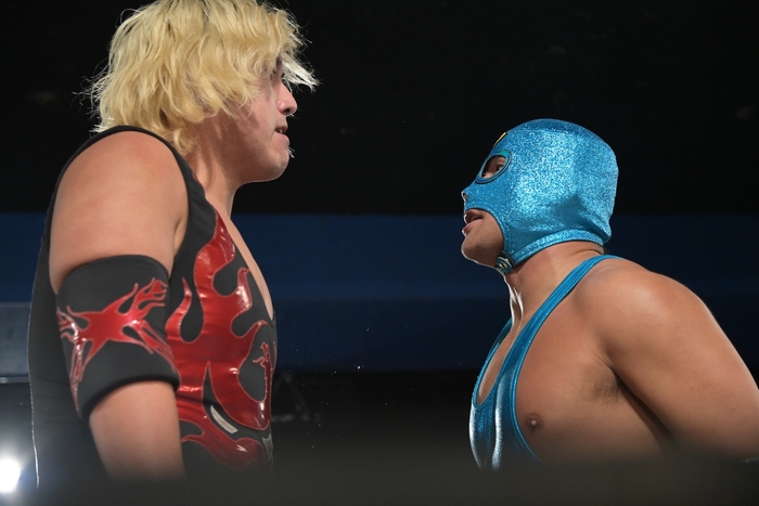 宿敵納谷選手と睨み合うシシャモパワー 写真提供:DDT