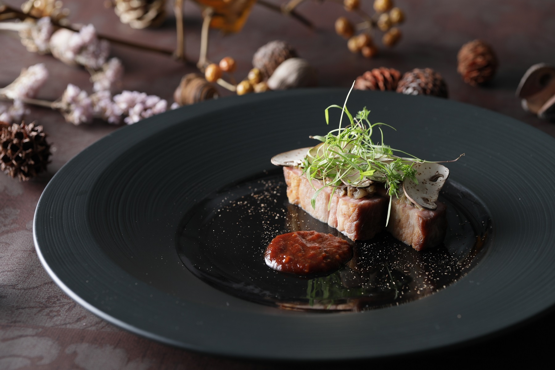 【Viande】 愛知の銘柄豚「ハッピーポーク」をローストし、生姜を効かせてじっくり煮込んだ特製トマトチャツネソースで オリエンタルな味わいに。