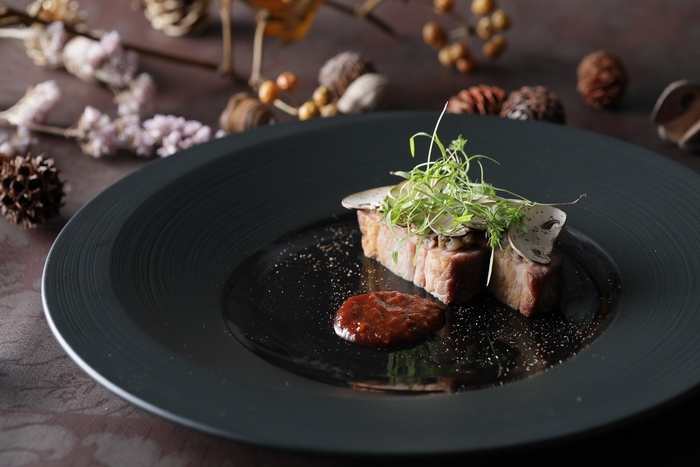 【Viande】 愛知の銘柄豚「ハッピーポーク」をローストし、生姜を効かせてじっくり煮込んだ特製トマトチャツネソースで オリエンタルな味わいに。