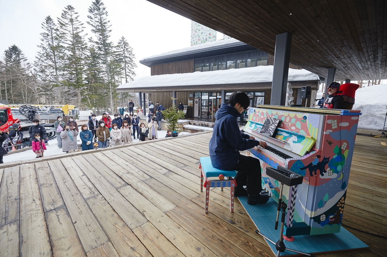 【リゾナーレトマム】「旅するLovePiano」5カ所目となるリゾナーレトマムでオープニングイベントを実施しました~ゲレンデの中腹に位置する「ホタルストリート」でピアノを生演奏~|実施日:2023年3月1日