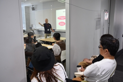 外国語学部の外国人教員による少人数授業。保護者が廊下から見学