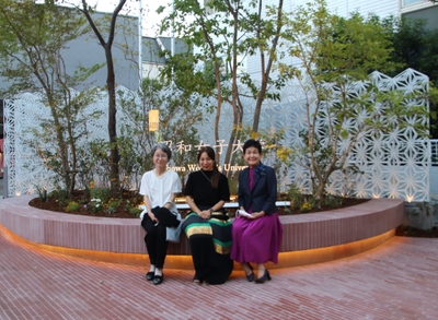 右から、坂東理事長・総長、永山氏、小原奈津子学長