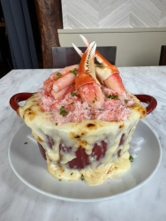 SNS時代の新定番 体験型グルメ「カニボナーラボルケーノパスタ」が期間限定で登場