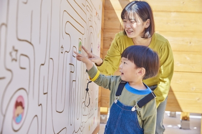 ▲お子様が中心になってしんちゃんとのかくれんぼに挑戦！