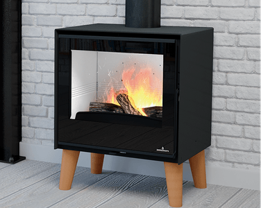 ARUS：木製脚と大きなガラスドア。サイズ：H707×W562×D435mm、薪の長さ：47cm、定格出力9.5kW