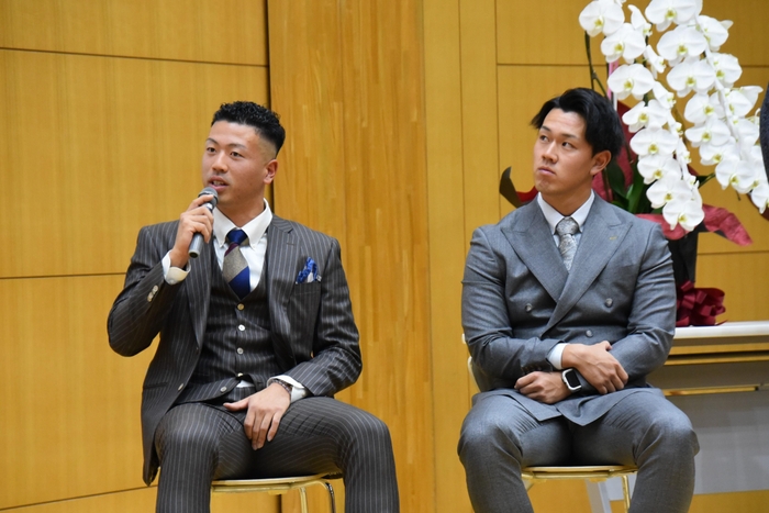 質問する松本投手(左)と岩井投手
