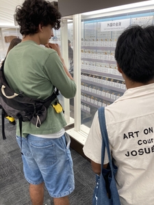 三菱UFJ銀行貨幣・浮世絵ミュージアムを見学する参加者の様子