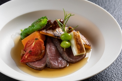 ZytZLoGqJaQ2RFkOqDdV.jpg?w=940&h=940