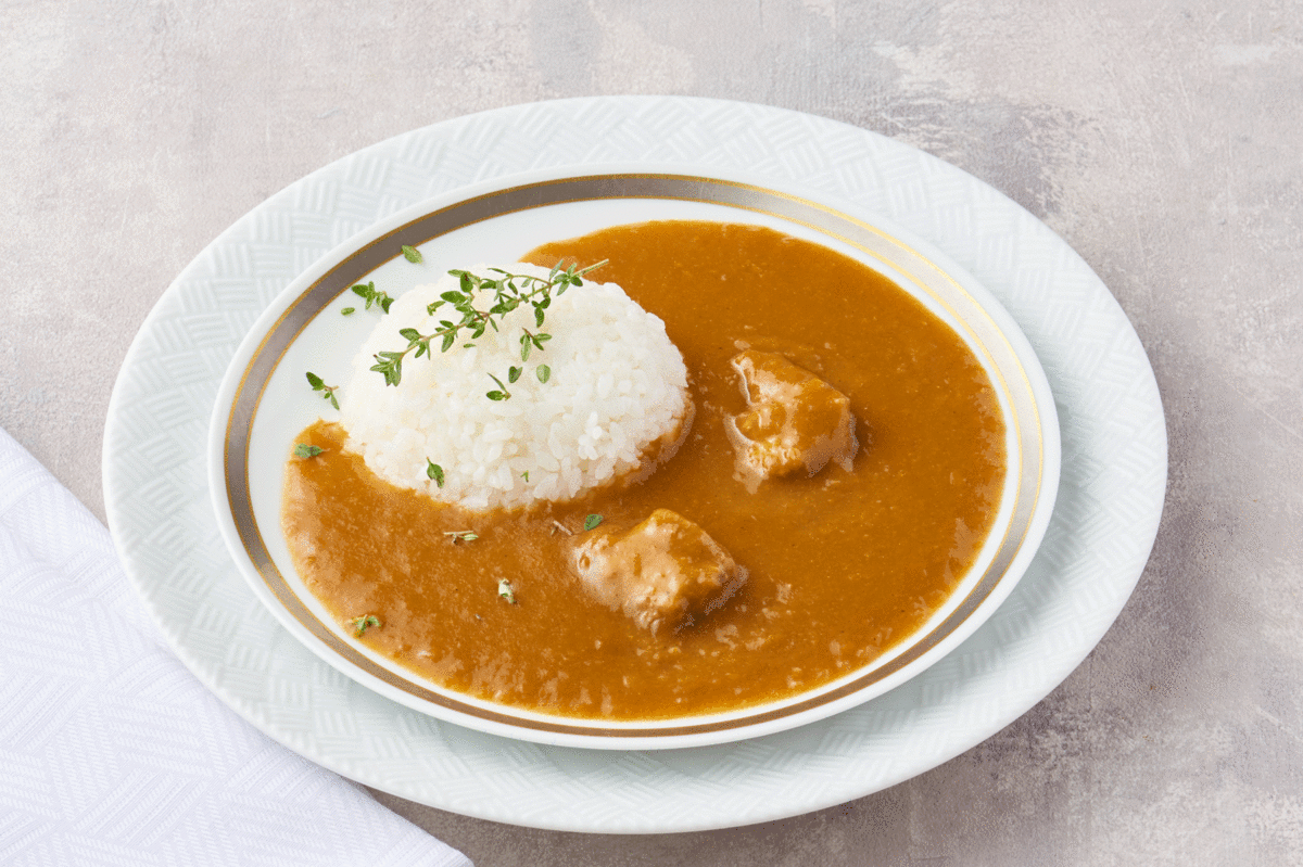 ただ甘いだけじゃない！コクと酸味が絡み合う奥深い美味しさ、マイルドチキンカレー新発売！【SONOKO】