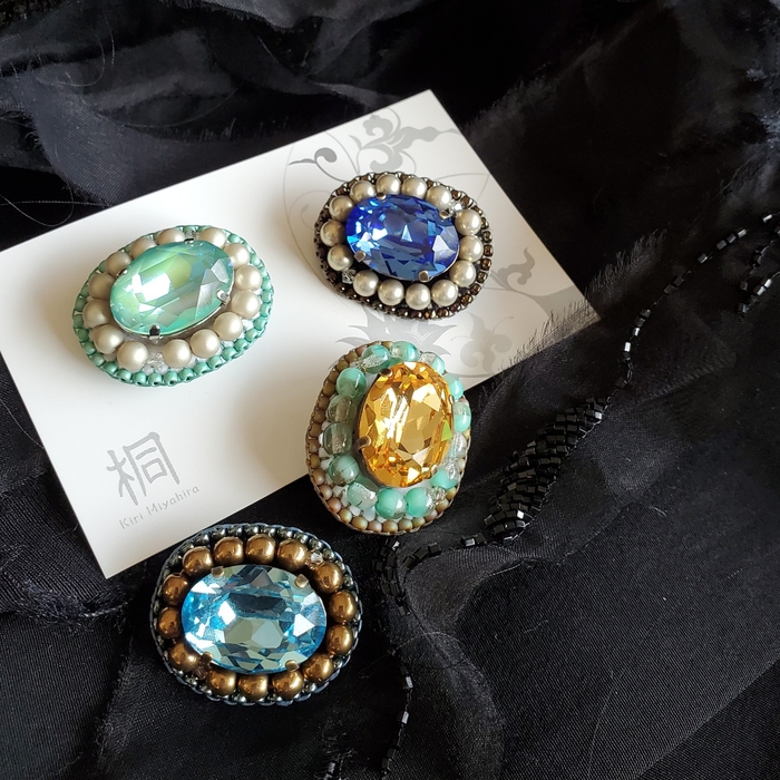 ミュージアムショップ「ポレール」で販売中のブローチはこちら