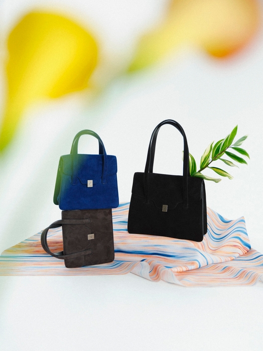 バッグ“Miyuki”　(小)52,800円(tax in)、(大)60,500円(tax in)