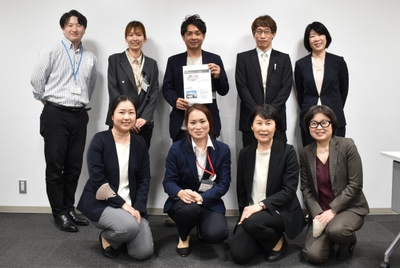 カマチグループ視察メンバーとの集合写真。 退院後支援のあり方について意見交換を行い、医療機関同士の学び合いの機会となった。
