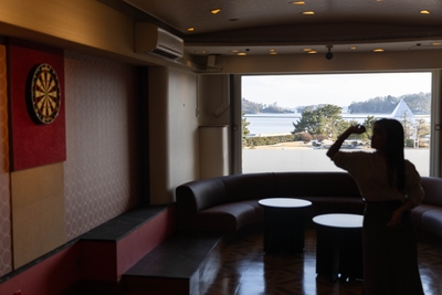 海の見えるダーツルーム