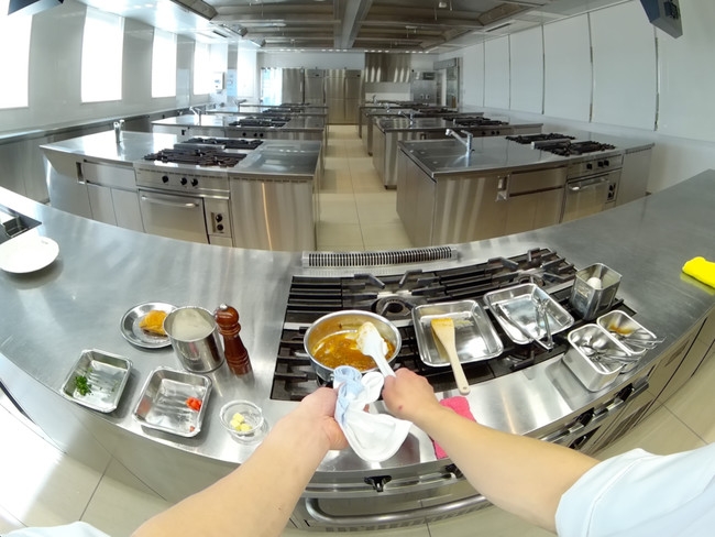 ▲当事者目線で複数作業を同時進行。360度調理場全体を見渡すことができる。