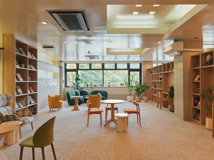 <ラウンジ&ライブラリー>