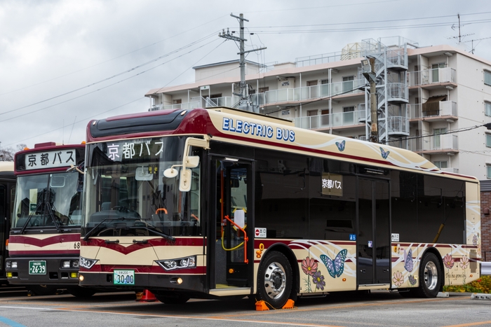 ▲京都バス オオムラサキ号