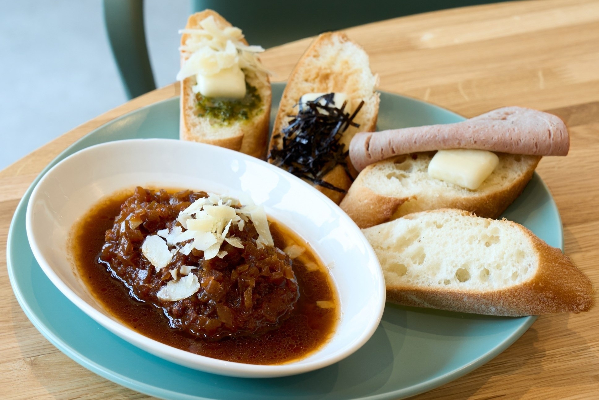 「赤ワイン煮込みソースのハンバーグと バゲット3種+バゲット1枚」