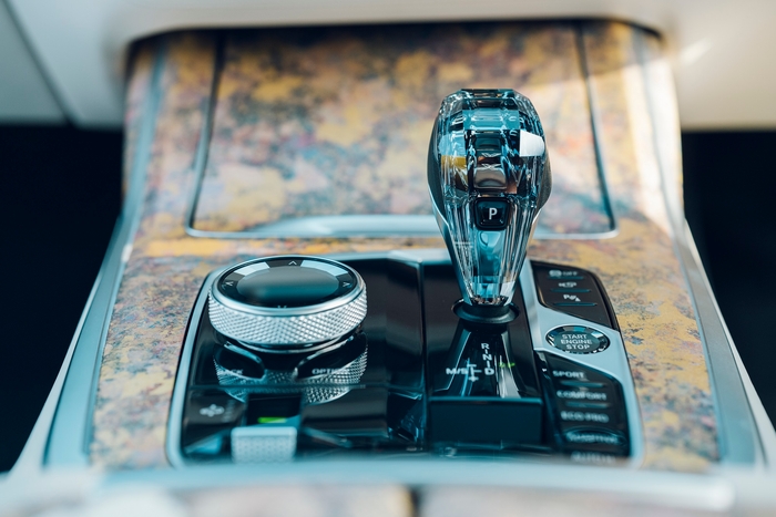 「五色金重ね」(ごしききんがさね)の手法を用いたトリム