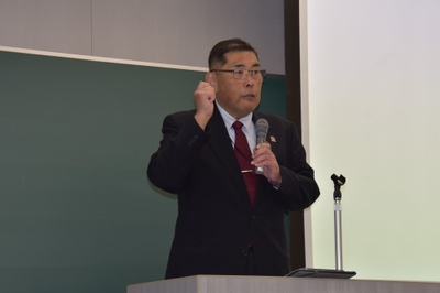 来賓あいさつをする小原学長