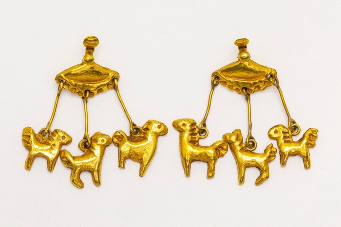 リーン・ヴォートラン《イヤリング「サーカスのメリーゴーランド」》デザイン・制作:リーン・ヴォートラン、1945年頃、金色ブロンズ、個人蔵