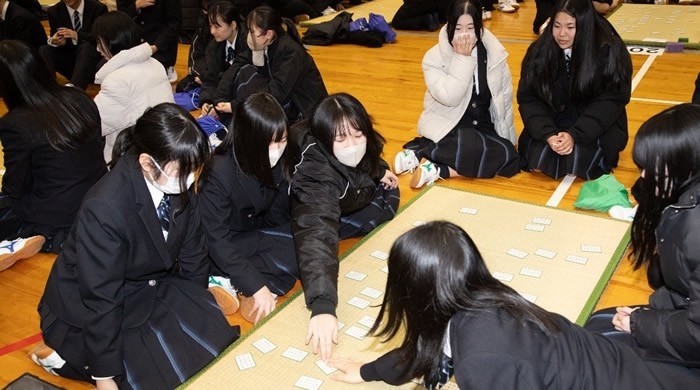 近畿大学附属豊岡高校が「校内かるた大会」を実施 高校1・2年生が伝統的な正月の遊びに親しむ