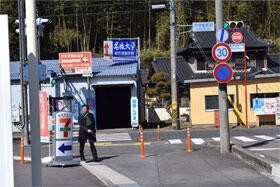 学生たちが可児キャンパスに向かう名鉄西可児駅近くの通学路