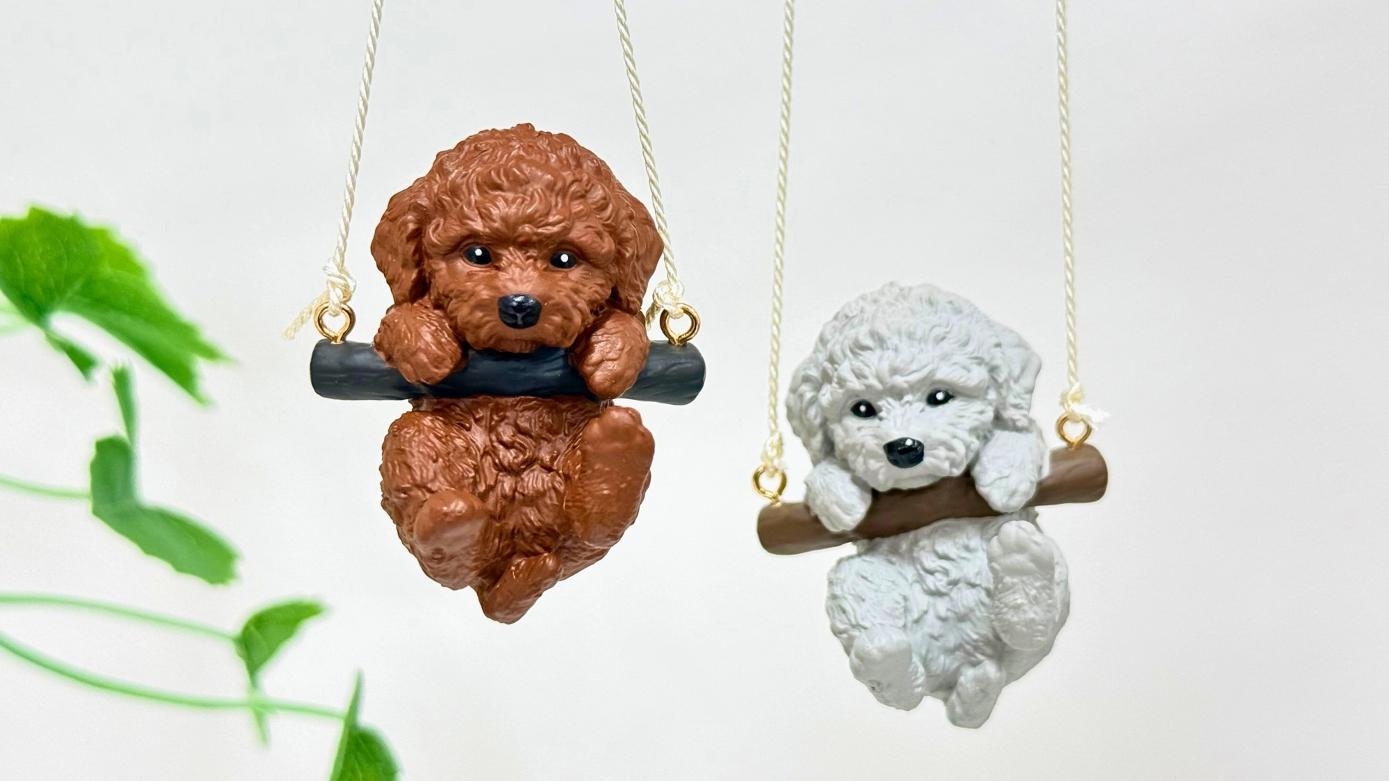 新色のチョコ(左)とシルバー