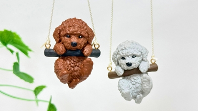 新色のチョコ（左）とシルバー