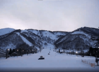 毎日営業前圧雪しています。