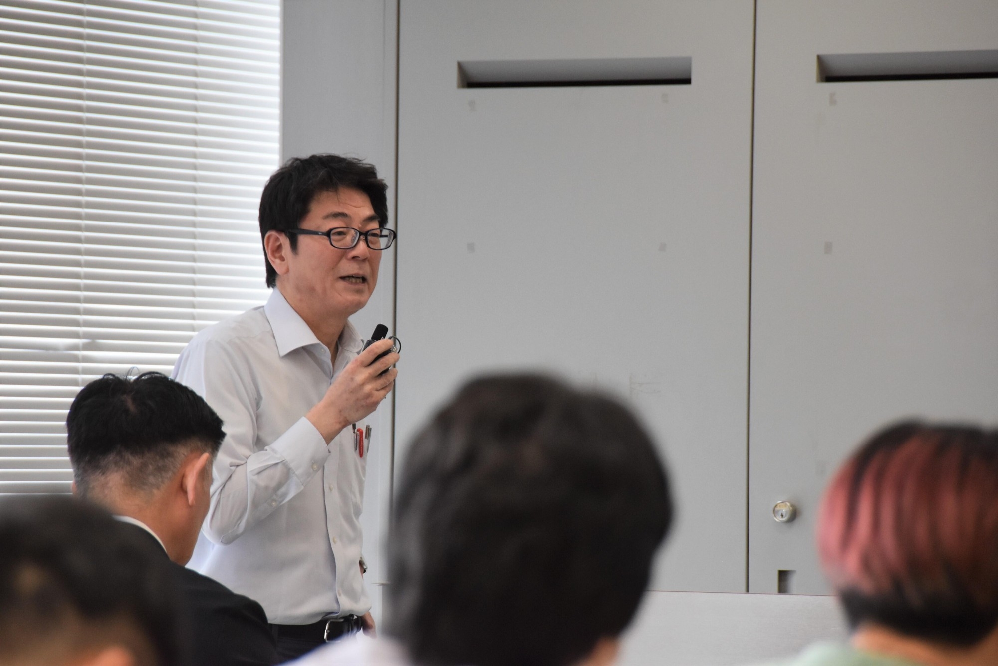 講義を担当する経済学部の壷内慎二教授