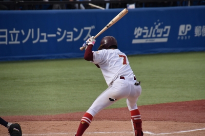 最後の打席で粘りを見せた西山慶選手（経済学部４年）