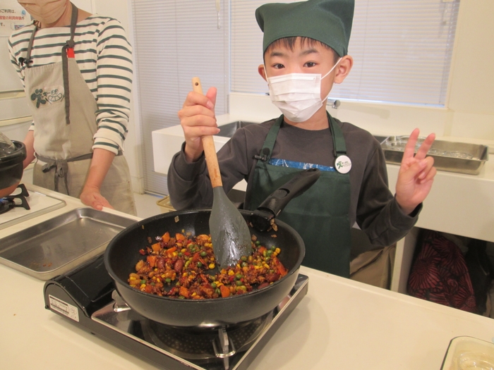 じっくり炒めて甘味を出します。