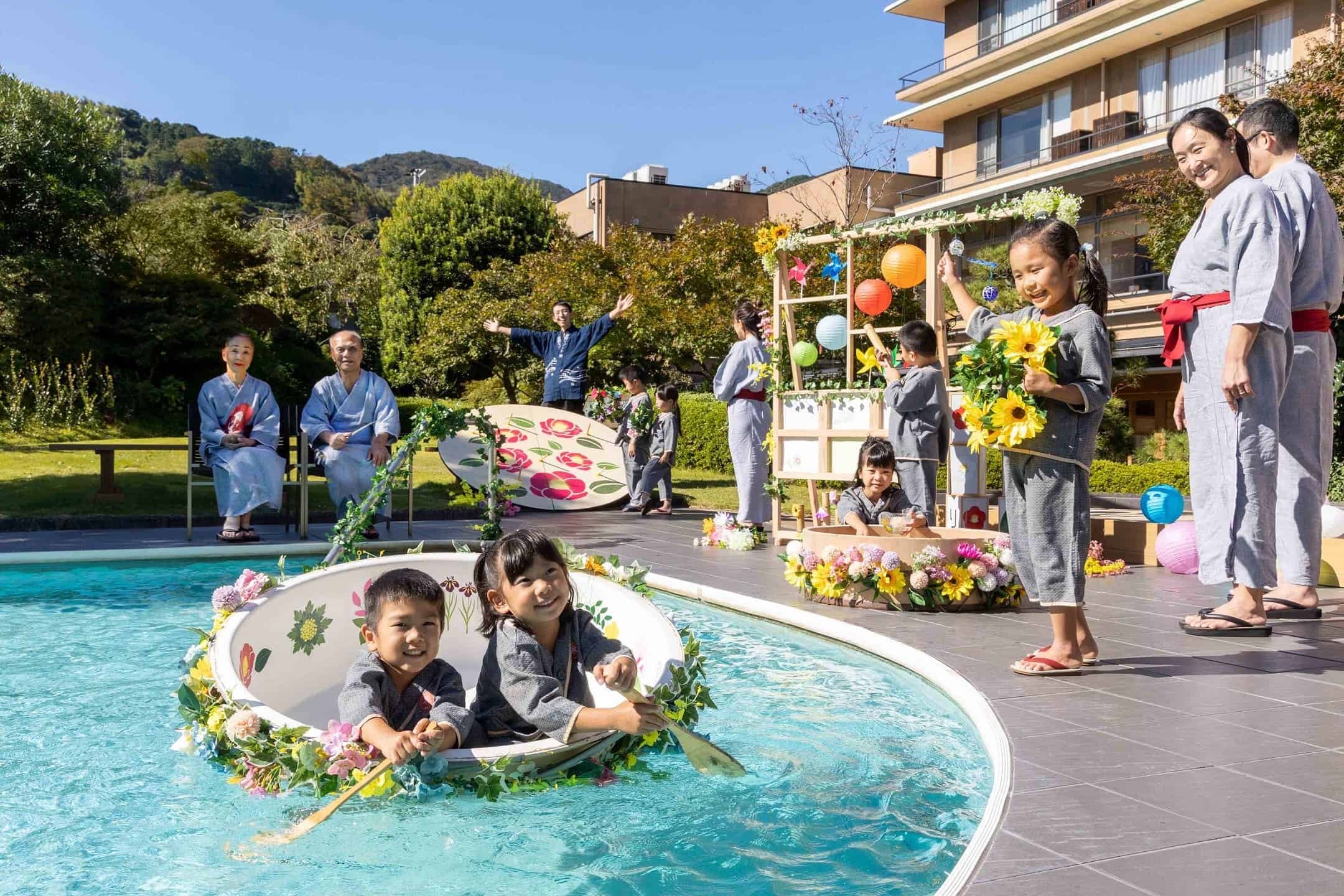【界 伊東】プールで“たらい乗り”や“源泉でっぽう”を楽しめる「温泉花あそび」開催|期間:2022年7月18日〜8月31日