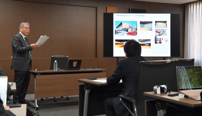 LIONS ARENAについて説明する野口学長