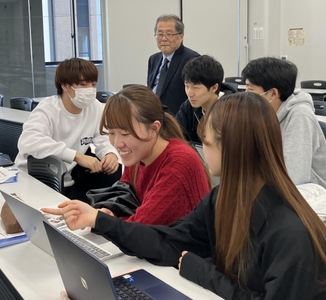 各グループの議論を見守る大野栄治教授