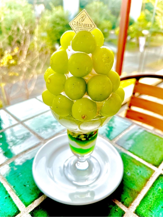 山梨県指定農家より直送されたシャインマスカットをふんだんに使用したシャインマスカットパフェ