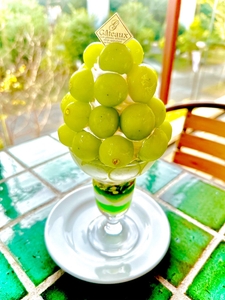 山梨県指定農家より直送されたシャインマスカットをふんだんに使用したシャインマスカットパフェ