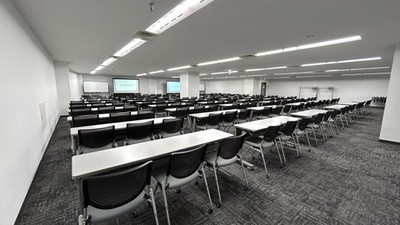 297.48㎡のワンフロアにスクール形式で最大174名