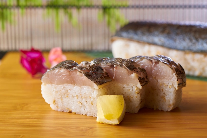 人気メニュー、焼き鯖棒寿司。シャリにまぶされた胡麻の食感がアクセント。(あわら提供メニュー)