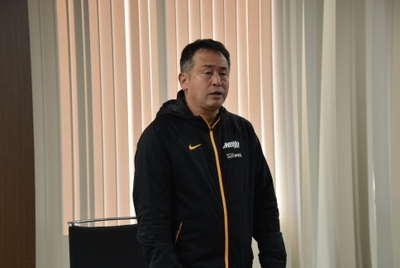 あいさつする米田監督