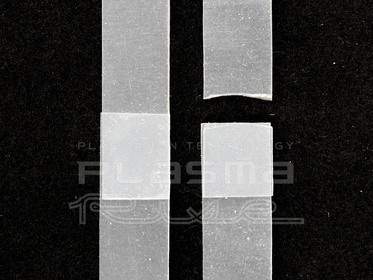 写真4. 引張試験前後のシリコーンゴム(左:試験前、右:試験後)